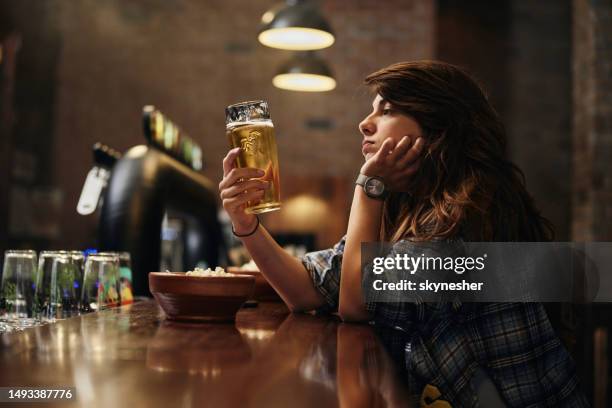 sad woman sitting alone at a bar counter. - drunk woman 個照片及圖片檔