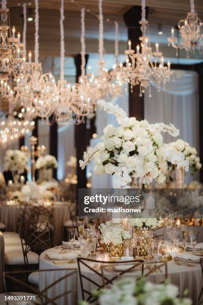 eleganter hochzeitsempfang im ballsaal - wedding table setting stock-fotos und bilder