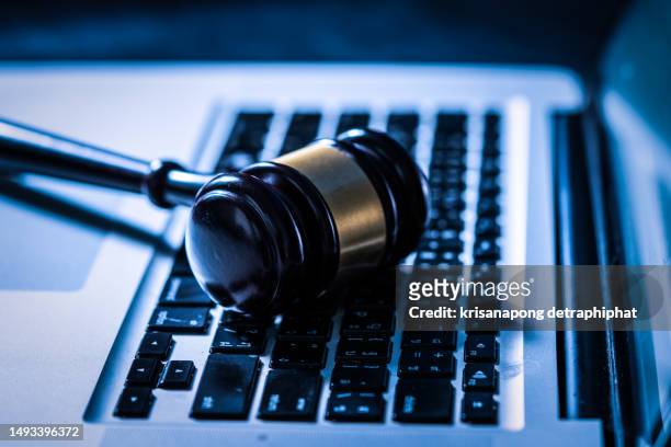 judge gavel on the laptop. - legislation stockfoto's en -beelden