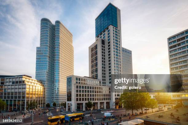 blick auf hohe geschäftstürme in west-berlin bei sonnenuntergang - westberlin stock-fotos und bilder