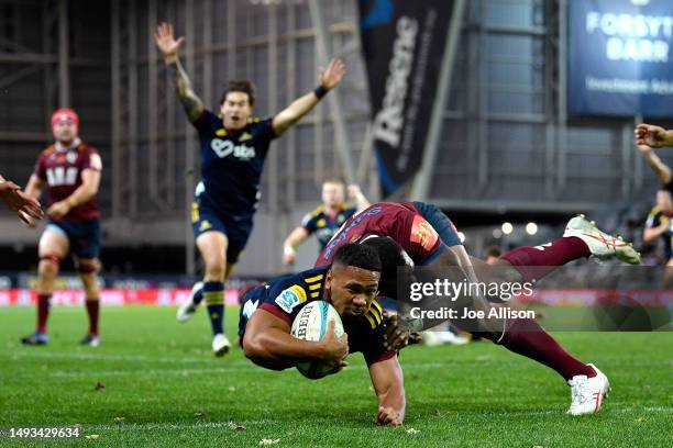 Folau Fakatava of the Highlanders scores a try to win the round 14 Super Rugby Pacific match between Highlanders and Queensland Reds at Forsyth Barr...