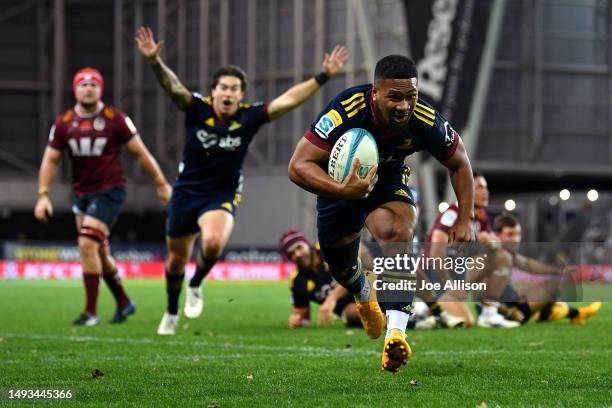 Folau Fakatava of the Highlanders charges towards the tryline to score the match winning try during the round 14 Super Rugby Pacific match between...