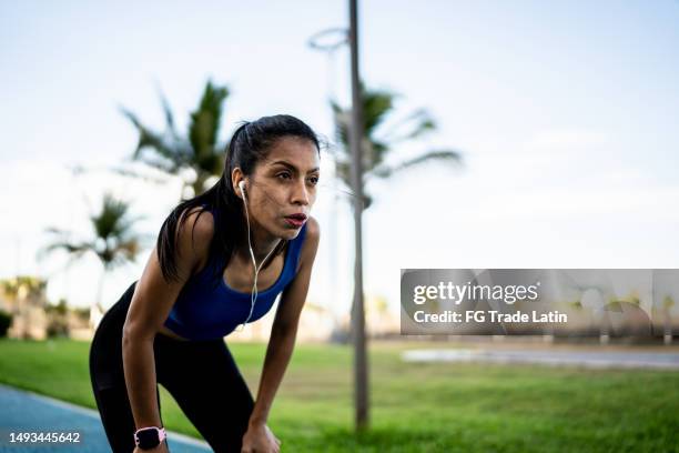 jeune femme sportive fatiguée après avoir couru à l’extérieur - effort photos et images de collection