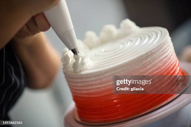 cake decorating procedure. - slagroom stockfoto's en -beelden