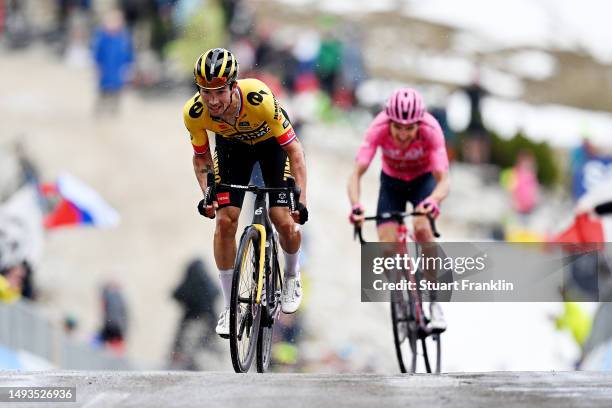 Primoz Roglič of Slovenia and Team Jumbo-Visma and Geraint Thomas of The United Kingdom and Team INEOS Grenadiers - Pink Leader Jersey sprint at...