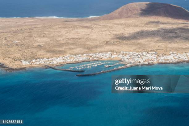 view of the isla de la graciosa, lanzarote, canary islands - isla de lanzarote - fotografias e filmes do acervo