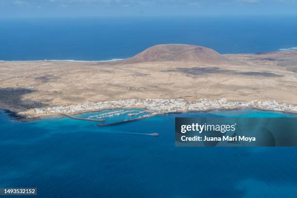 view of the isla de la graciosa, lanzarote, canary islands - isla de lanzarote - fotografias e filmes do acervo