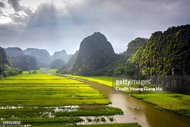 tam coc valley - vietnam stockfoto's en -beelden