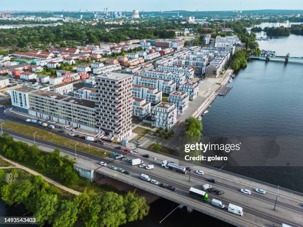 blick auf moderne wohnarchitektur in der berliner wasserstadt - spandau stock-fotos und bilder