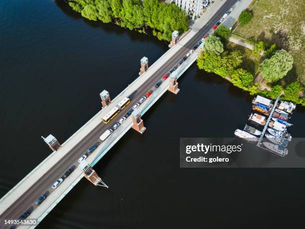 blick auf die spandauer brücke über die havel - spandau stock-fotos und bilder