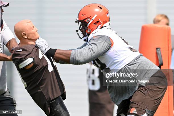 Dalvin Tomlinson of the Cleveland Browns runs a drill during the Cleveland Browns OTAs at CrossCountry Mortgage Campus on May 24, 2023 in Berea, Ohio.