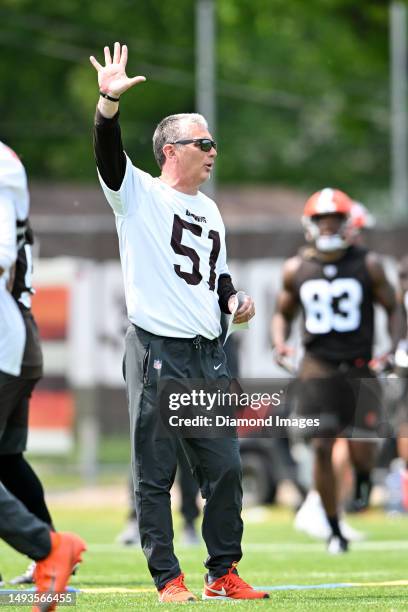 Defensive coordinator Jim Schwartz of the Cleveland Browns directs a drill during the Cleveland Browns OTAs at CrossCountry Mortgage Campus on May...