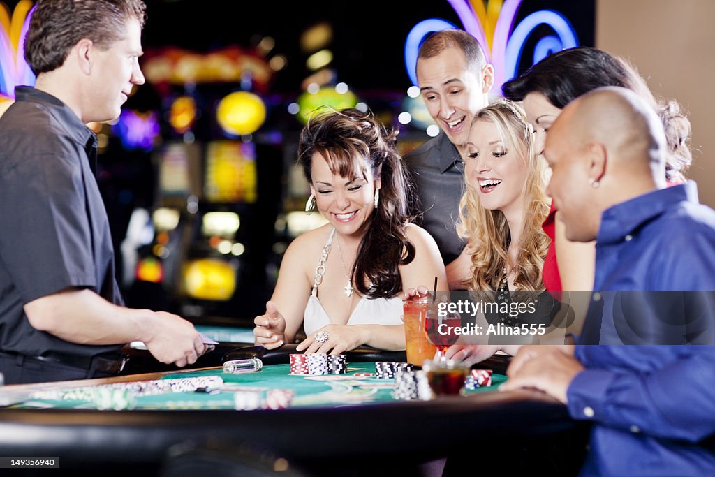 Gruppe von glücklich vielfältig Personen am blackjack-Tisch