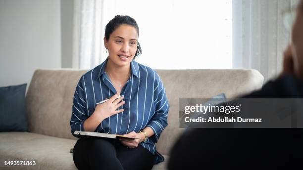 giovane terapeuta che dà consigli a pazienti adulti con problemi femminili a casa - psicoterapeuta foto e immagini stock