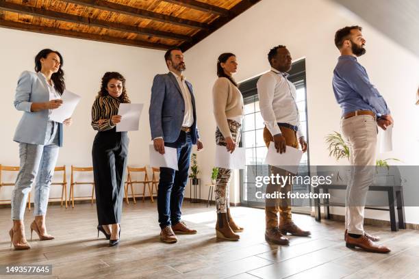 plano completo de un grupo de empresarios haciendo cola y esperando - audition fotografías e imágenes de stock