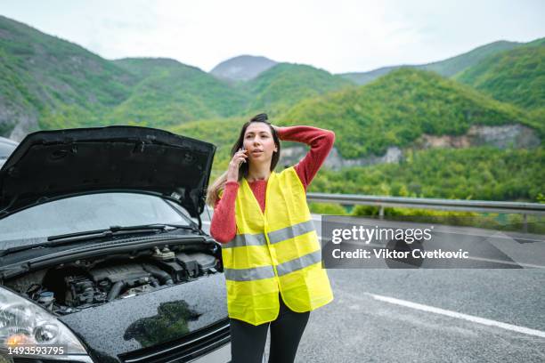 woman had a car breakdown and calling roadside assistance. - stranded 個照片及圖片檔