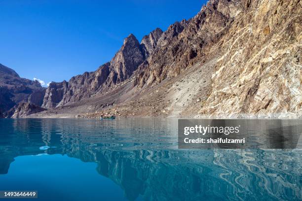 morning serenity at attabad lake - a captivating view unfolds as sunlight aints the lake in blue of lapis lazuli gemstone. - lapis fotografías e imágenes de stock