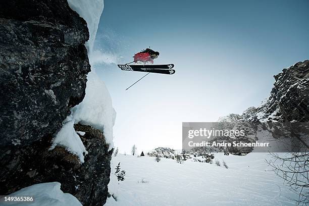 skier jumping of a cliff - フリースタイル ストックフォトと画像