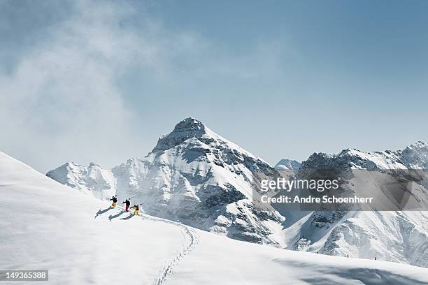 backcountry skiing - schnee stock-fotos und bilder