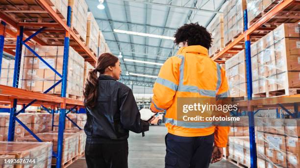 diversity team working at warehouse - product terugroepen stockfoto's en -beelden