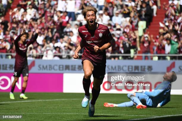 Yuya Osako of Vissel Kobe celebrates the second goal during the J.LEAGUE Meiji Yasuda J1 15th Sec. Match between Vissel Kobe and F.C.Tokyo at NOEVIR...