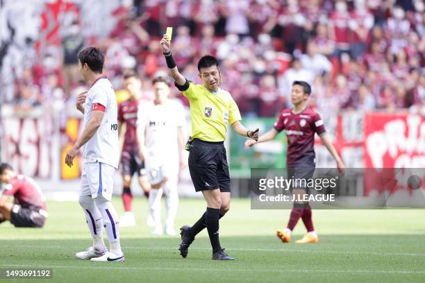 Referee Kasahara shows an yellow card to Masato MORISHIGE of F.C.Tokyo during the J.LEAGUE Meiji Yasuda J1 15th Sec. Match between Vissel Kobe and...