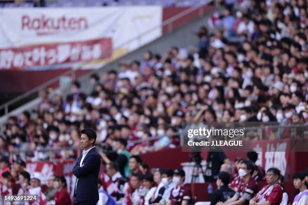 Head coach Takayuki YOSHIDA of Vissel Kobe looks on during the J.LEAGUE Meiji Yasuda J1 15th Sec. Match between Vissel Kobe and F.C.Tokyo at NOEVIR...