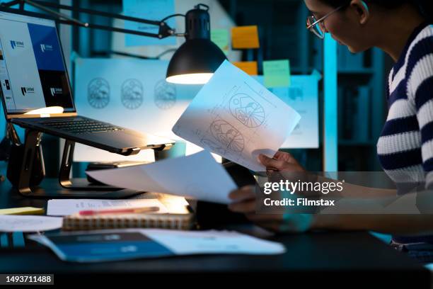 asian woman graphic designer concentrate on working in offices at night. - desenhador-gráfico imagens e fotografias de stock