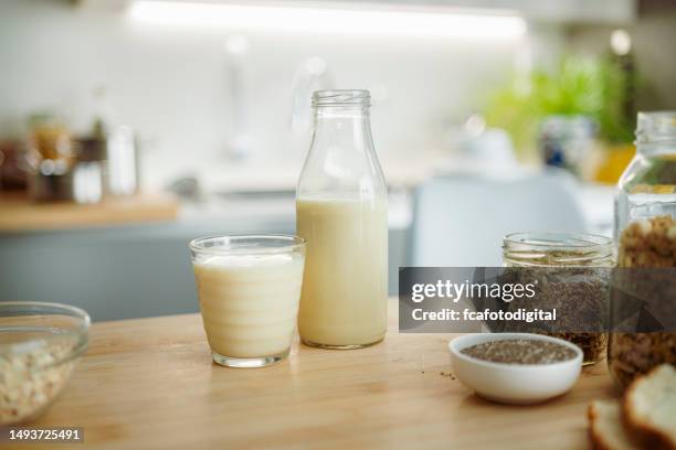 verre et bouteille de lait végétalien. lait de soja, lait d’avoine, lait d’amande. - bouteille de lait photos et images de collection