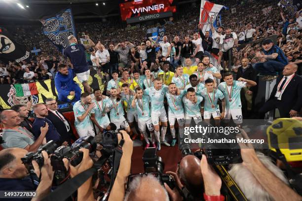 Internazionale players pose with the trophy in front of the fans following the 2-1 victory in the Coppa Italia Final between ACF Fiorentina and FC...