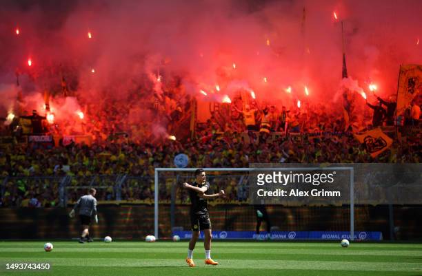 Giovanni Reyna of Borussia Dortmund warms up in front of the fans holding flares prior to the Bundesliga match between Borussia Dortmund and 1. FSV...