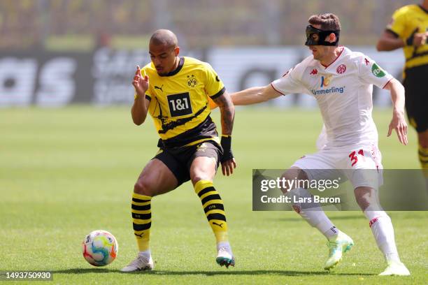 Donyell Malen of Borussia Dortmund battles for possession with Dominik Kohr of 1.FSV Mainz 05 during the Bundesliga match between Borussia Dortmund...
