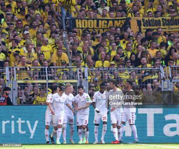 Andreas Hanche-Olsen of 1.FSV Mainz 05 celebrates with teammates after scoring the team's first goal during the Bundesliga match between Borussia...