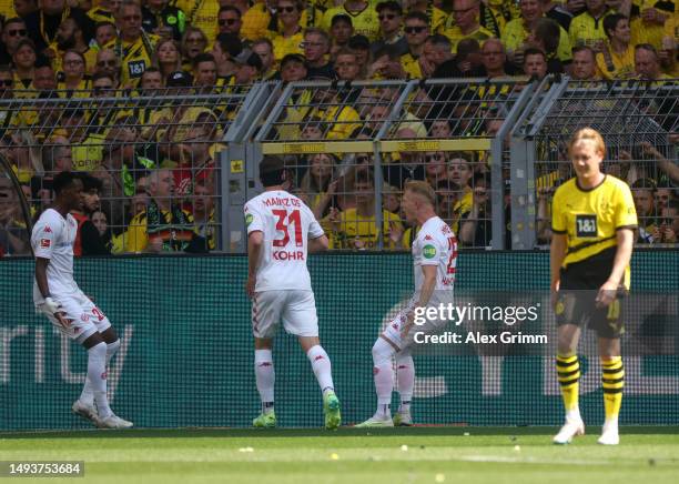 Andreas Hanche-Olsen of 1.FSV Mainz 05 celebrates with teammates after scoring the team's first goal during the Bundesliga match between Borussia...