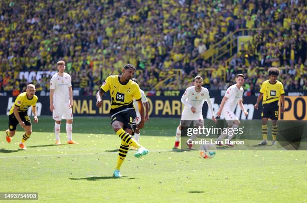 Sebastien Haller of Borussia Dortmund has their penalty saved by Finn Dahmen of 1.FSV Mainz 05 during the Bundesliga match between Borussia Dortmund...