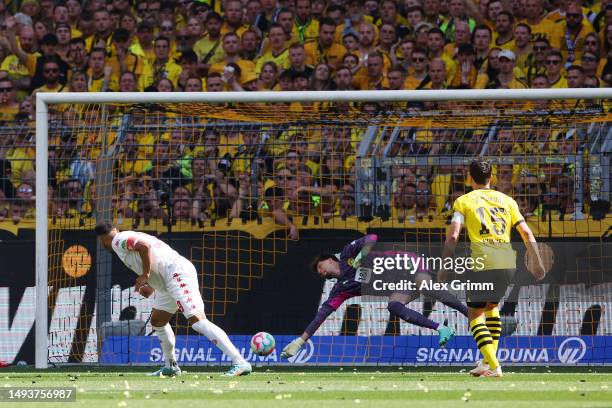 Karim Onisiwo of 1.FSV Mainz 05 scores the team's second goal during the Bundesliga match between Borussia Dortmund and 1. FSV Mainz 05 at Signal...