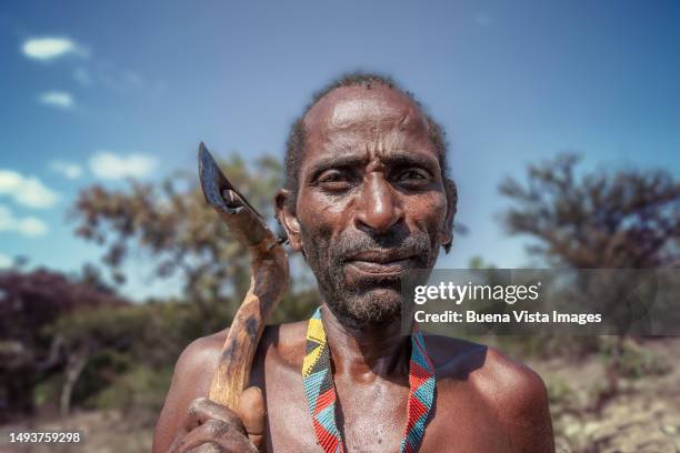 ethiopia. hamer man with ax - african tribal culture 個照片及圖片檔