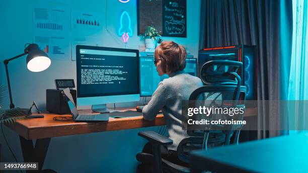 le donne che utilizzano l'intelligenza artificiale scrivono il codice per l'analisi dei dati - programmazione televisiva foto e immagini stock