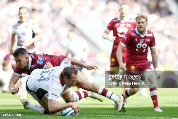 Max Malins of Saracens scores the team's second try during the Gallagher Premiership Final between Saracens and Sale Sharks at Twickenham Stadium on...