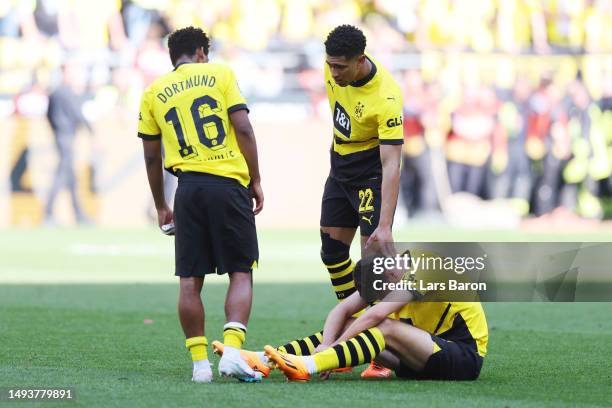 Jude Bellingham of Borussia Dortmund looks dejected with teammates following the team's draw, as they finish second in the Bundesliga behind FC...