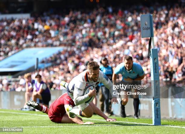 Elliot Daly of Saracens scores the team's third try during the Gallagher Premiership Final between Saracens and Sale Sharks at Twickenham Stadium on...
