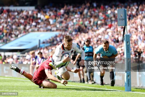 Elliot Daly of Saracens scores the team's third try during the Gallagher Premiership Final between Saracens and Sale Sharks at Twickenham Stadium on...