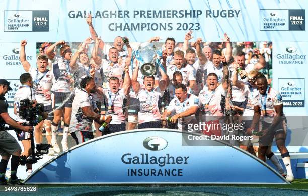 Owen Farrell of Saracens lifts the Gallagher Premiership trophy after the team's victory during the Gallagher Premiership Final between Saracens and...