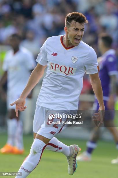 Stephan El Shaarawy of AS Roma celebrates after scored the first goal for his team during the Serie A match between ACF Fiorentina and AS Roma at...
