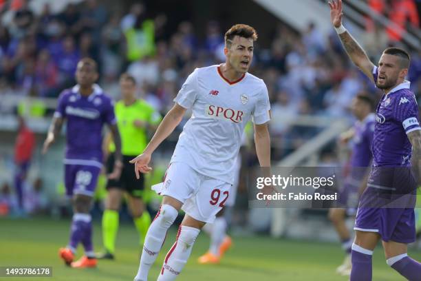 Stephan El Shaarawy of AS Roma celebrates after scored the first goal for his team during the Serie A match between ACF Fiorentina and AS Roma at...