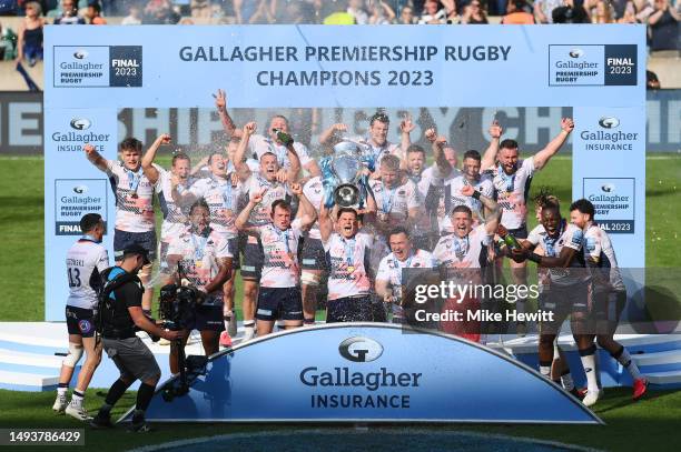 Owen Farrell of Saracens lifts the Gallagher Premiership trophy after the team's victory during the Gallagher Premiership Final between Saracens and...