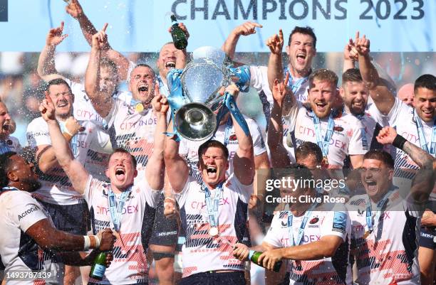 Owen Farrell of Saracens lifts the Gallagher Premiership trophy after the team's victory during the Gallagher Premiership Final between Saracens and...