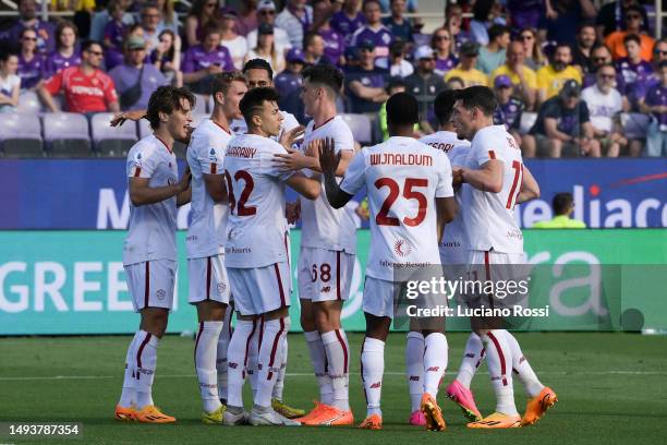 Roma players celebrate during the Serie A match between ACF Fiorentina and AS Roma at Stadio Artemio Franchi on May 27, 2023 in Florence, Italy.