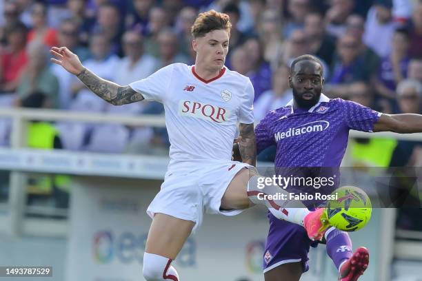 Nicola Zalewski of AS Roma and Jonathan Ikone of ACF Fiorentina compete for the ball during the Serie A match between ACF Fiorentina and AS Roma at...