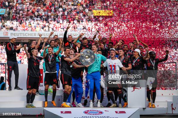 The team of FC Bayern Muenchen celebrates the win after the Bundesliga match between 1. FC Köln and FC Bayern München at RheinEnergieStadion on May...